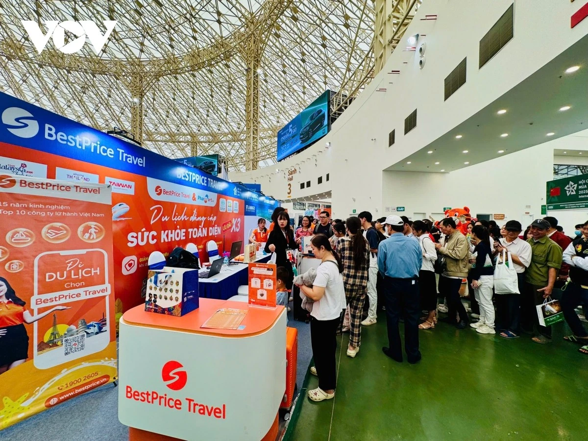 Gian hàng của công ty BestPrice Travel thu hút đông đảo khách tham quan.