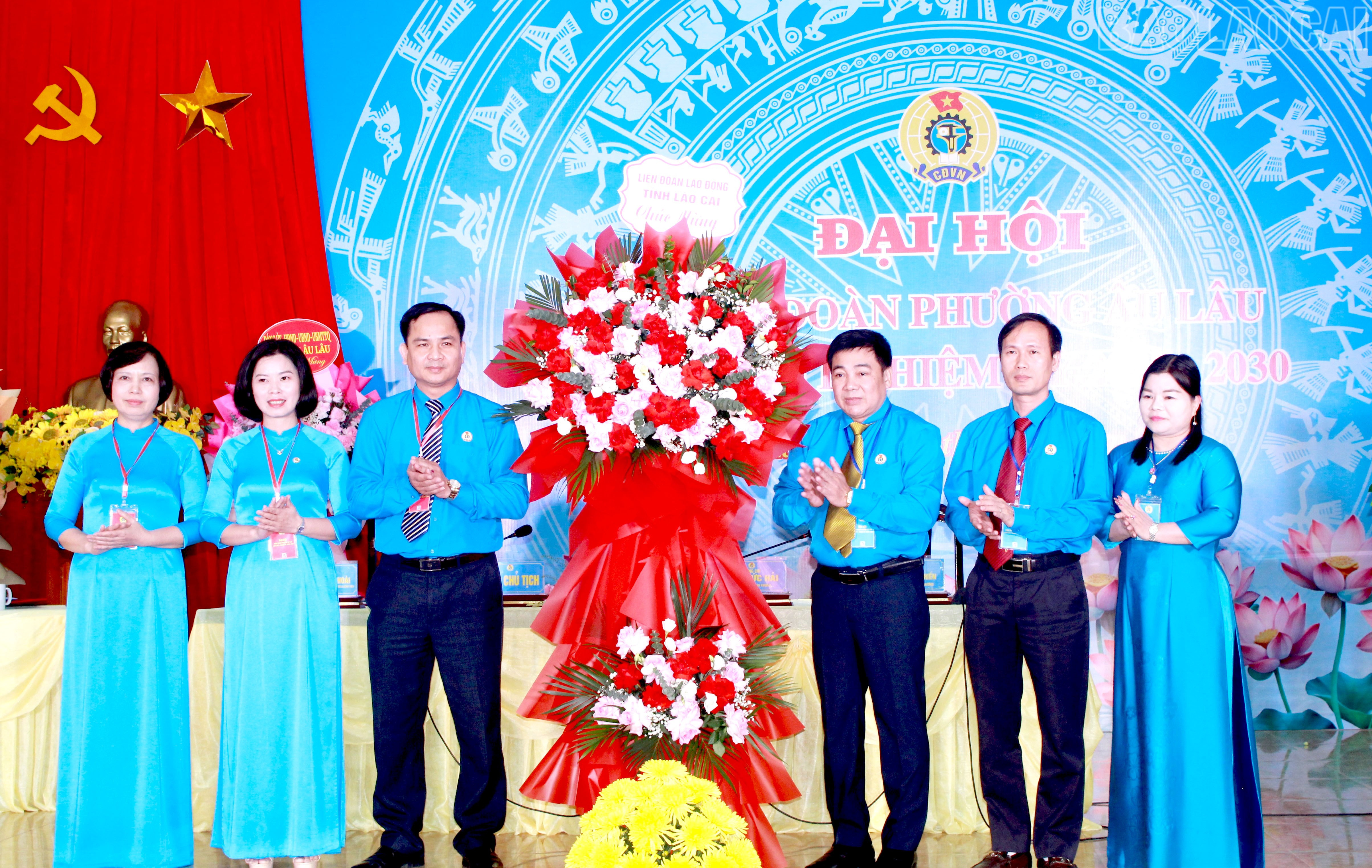 Lãnh đạo Liên đoàn Lao động tỉnh và phường Âu Lâu tặng hoa chúc mừng đại hội. baolaocai-tr_img-2386.jpg