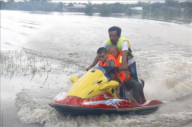 Lực lượng tình nguyện viên hỗ trợ di dời khẩn cấp người dân bị ngập đến nơi an toàn.