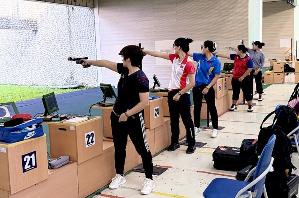 Các xạ thủ súng ngắn của đội tuyển quốc gia tập luyện tại Hà Nội.