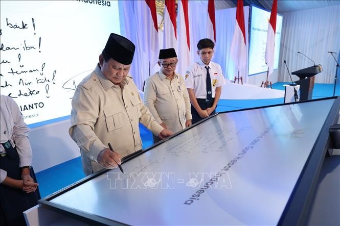 Tổng thống Indonesia Prabowo Subianto thao tác trên bảng tương tác.