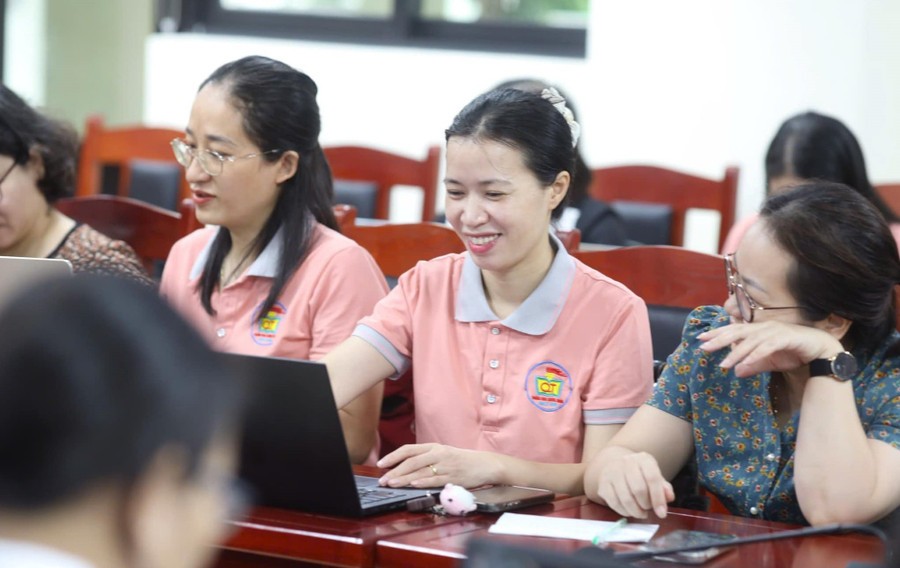 Giáo viên Hà Nội dự tập huấn nâng cao năng lực bảo vệ trẻ em trên môi trường mạng.