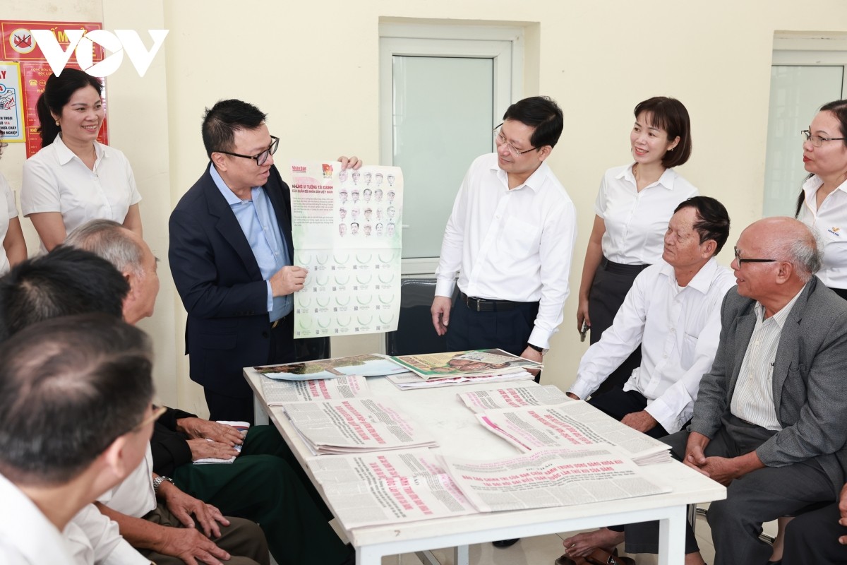 Theo ông Lê Quốc Minh, để nhân dân cả nước có thể nghiên cứu, tìm hiểu kỹ lưỡng Dự thảo Văn kiện Đại hội Đảng lần thứ XIV thì việc phát hành văn bản dưới hình thức in ấn là hết sức quan trọng. Theo ông Lê Quốc Minh, để nhân dân cả nước có thể nghiên cứu, tìm hiểu kỹ lưỡng Dự thảo Văn kiện Đại hội Đảng lần thứ XIV thì việc phát hành văn bản dưới hình thức in ấn là hết sức quan trọng.