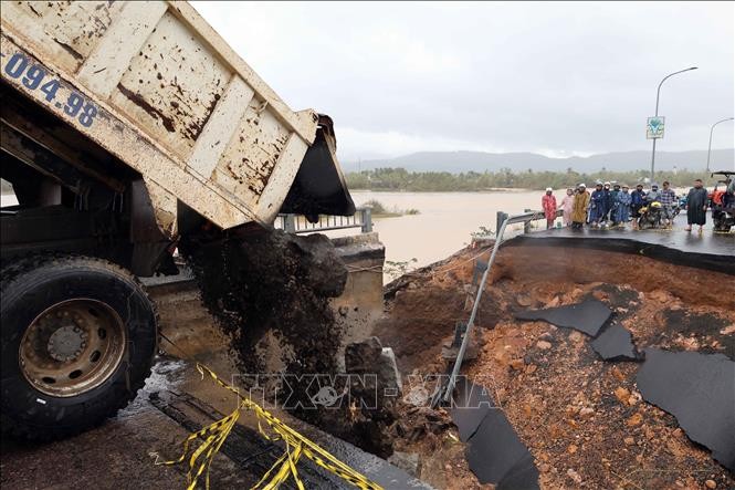 Đổ đất đá khắc phục sự cố sập mố cầu Lò Gốm kết nối xã Tuy An Đông và Tuy An Bắc (tỉnh Đắk Lắk).