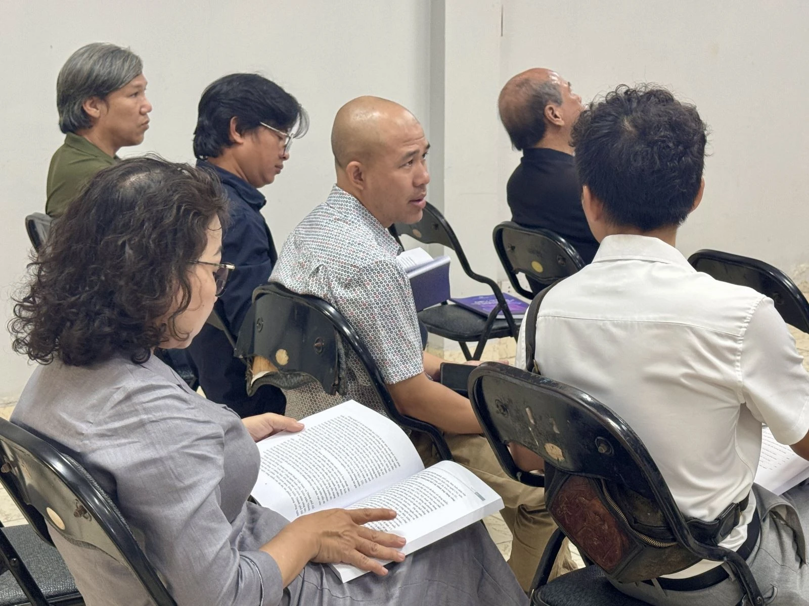 Các nghệ sĩ, nhà điêu khắc của Hội Mỹ thuật trao đổi thảo luận nhiều ý kiến xung quanh vấn đề ứng dụng công nghệ số vào quá trình sáng tạo tác phẩm điêu khắc.