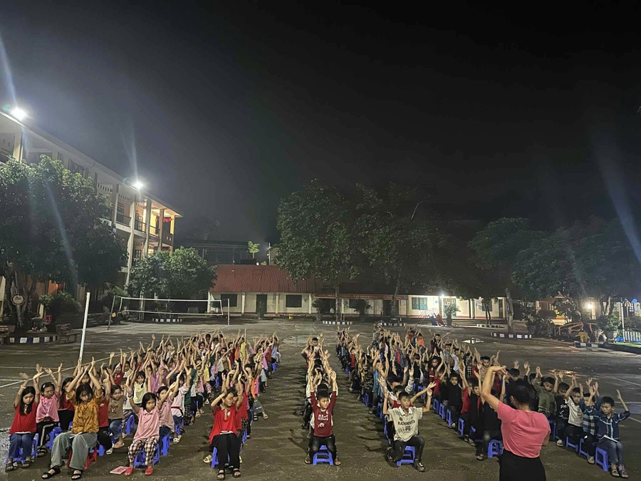 Một tiết sinh hoạt ngoại khoá buổi tối của cô trò Trường PTDT Bán trú Tiểu học Cốc Lầu. Một tiết sinh hoạt ngoại khoá buổi tối của cô trò Trường PTDT Bán trú Tiểu học Cốc Lầu.