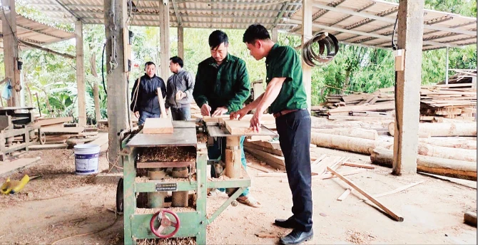 Mô hình xưởng chế biến lâm sản của anh Trần Ngọc Trưởng - hội viên Hội Cựu chiến binh thôn Ù Sóc, xã Bảo Hà.