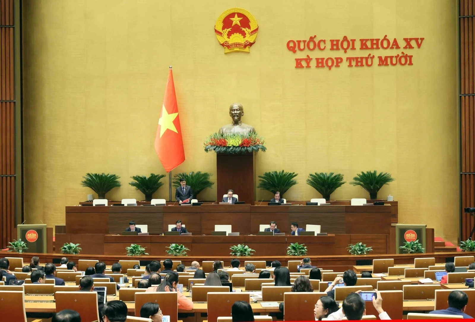 Phó Chủ tịch Quốc hội Vũ Hồng Thanh điều hành phiên họp ngày 1/12/2025.