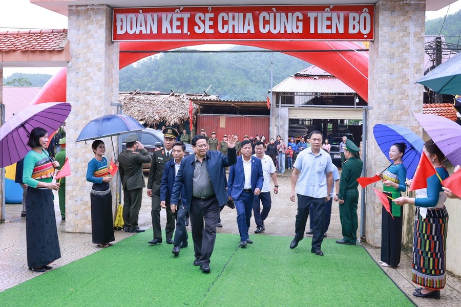 Thủ tướng Chính phủ Phạm Minh Chính tới dự lễ khởi công tại Trường nội trú liên cấp Tiểu học và Trung học cơ sở xã Yên Khương, Thanh Hóa .