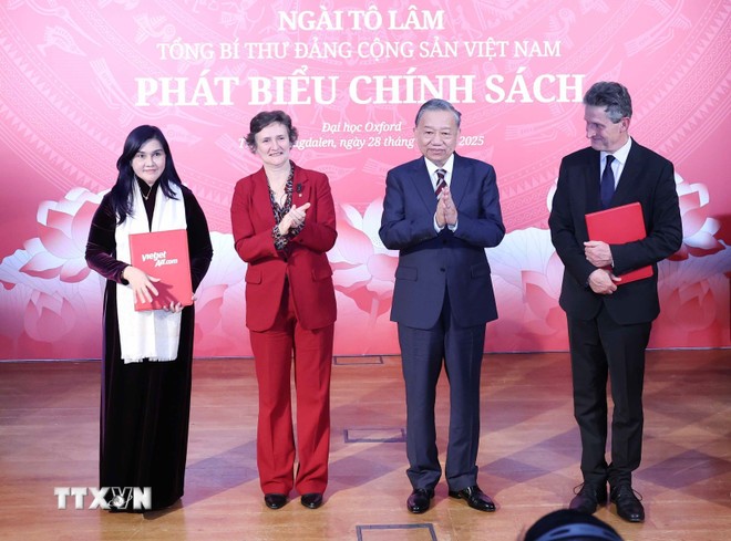 Tổng Bí thư Tô Lâm chứng kiến trao Thỏa thuận hợp tác nghiên cứu về Net Zero Carbon giữa Hãng hàng không Vietjet và Đại học Oxford. Tổng Bí thư Tô Lâm chứng kiến trao Thỏa thuận hợp tác nghiên cứu về Net Zero Carbon giữa Hãng hàng không Vietjet và Đại học Oxford.