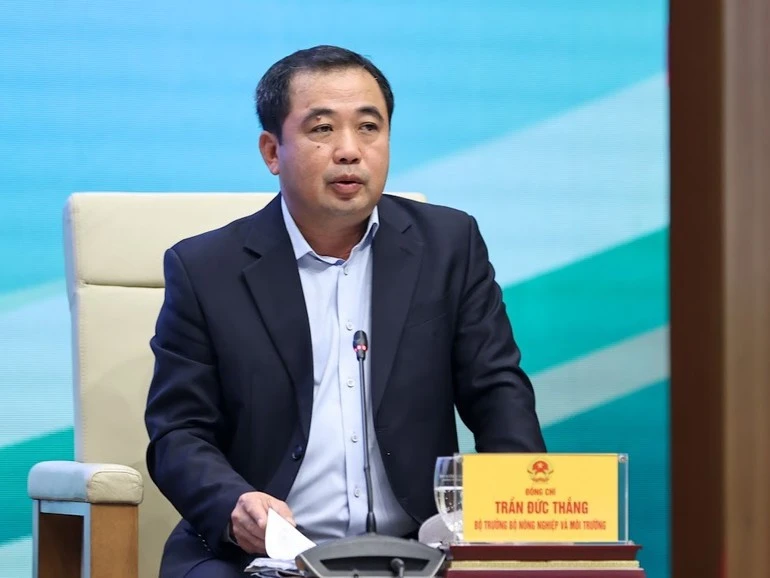 Bộ trưởng Nông nghiệp và Môi trường Trần Đức Thắng trao đổi với các đại biểu.