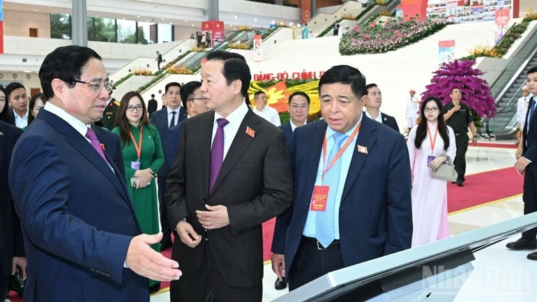 Thủ tướng Phạm Minh Chính tham quan một gian trưng bày giới thiệu sản phẩm, dịch vụ của các tập đoàn, tổng công ty, ngân hàng chủ chốt. (Ảnh: Trần Hải)