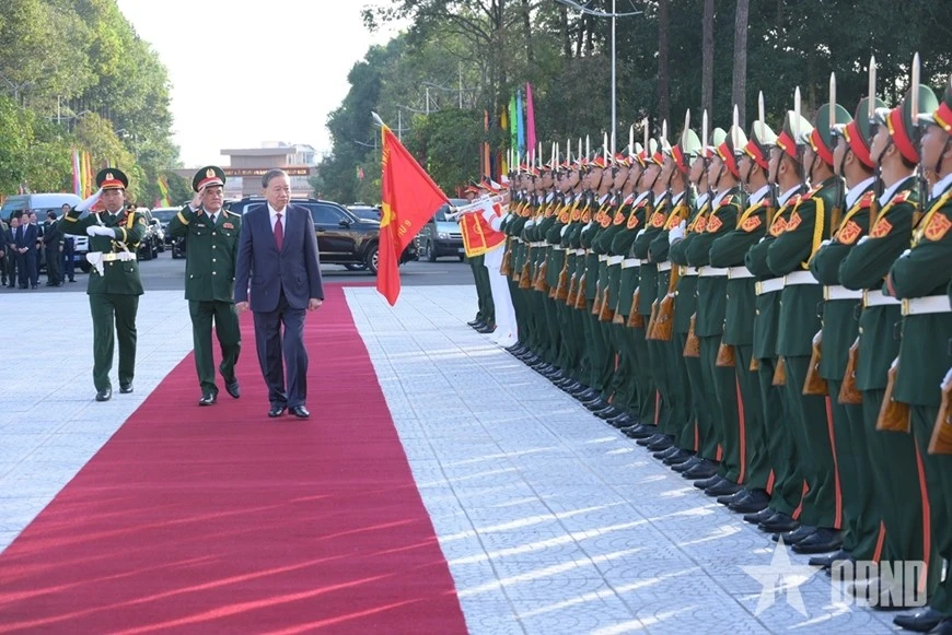 Tổng Bí thư Tô Lâm duyệt đội danh dự Quân khu 9.