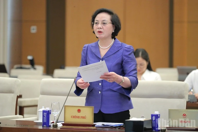 Bộ trưởng Nội vụ Phạm Thị Thanh Trà trình bày tóm tắt hai Tờ trình của Chính phủ về hai dự thảo Nghị quyết.