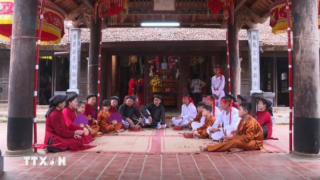 Các nghệ nhân làng Xoan gốc biểu diễn Hát Xoan tại Đình Hùng Lô, xã Hùng Lô, thành phố Việt Trì đã thu hút đông đảo người dân và du khách tham gia.