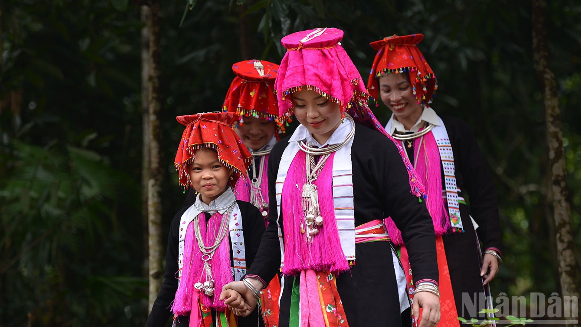 Phụ nữ Dao Tuyển chỉ đội chiếc mũ này vào những dịp quan trọng.