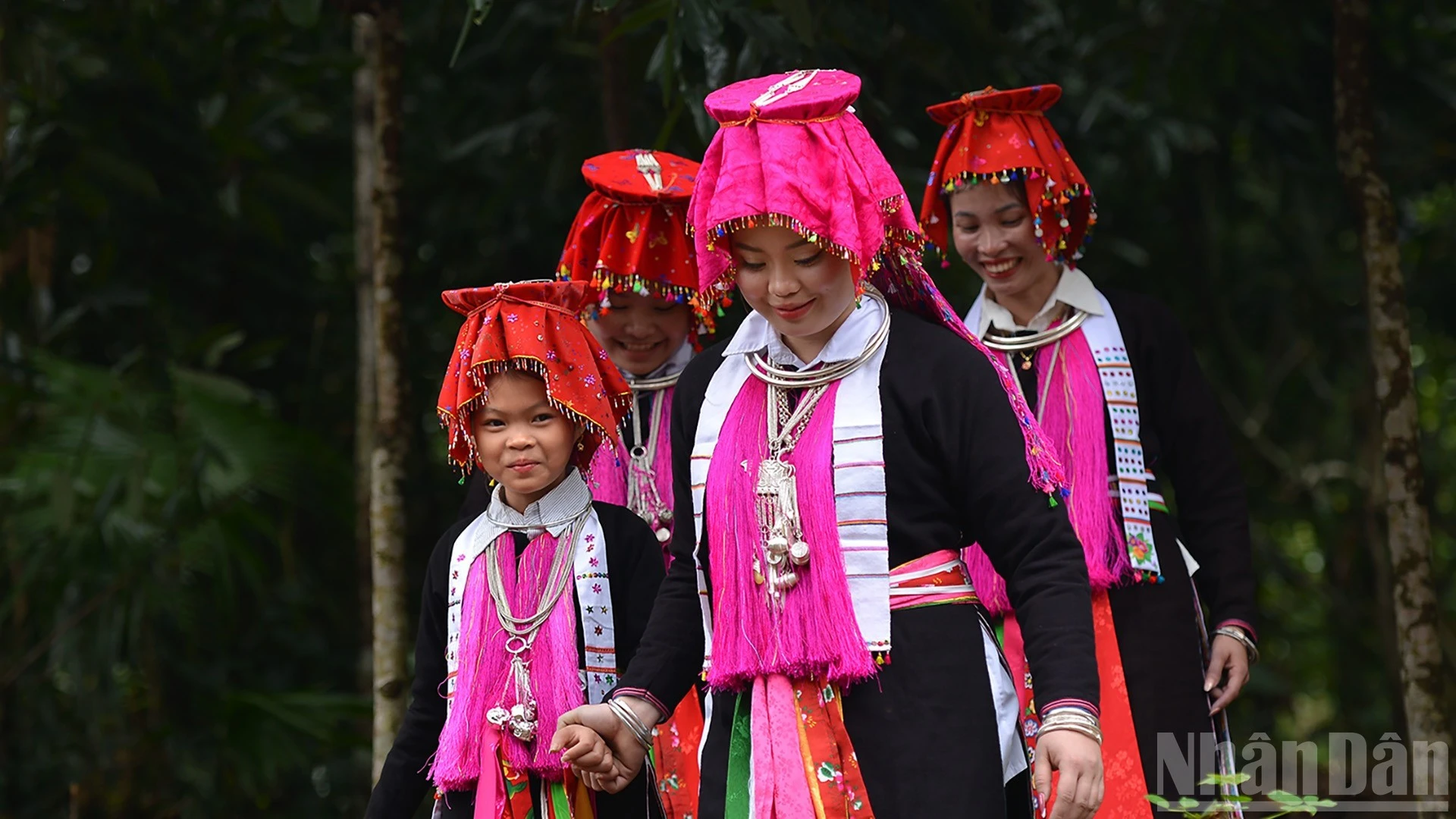 Phụ nữ Dao Tuyển chỉ đội chiếc mũ này vào những dịp quan trọng.