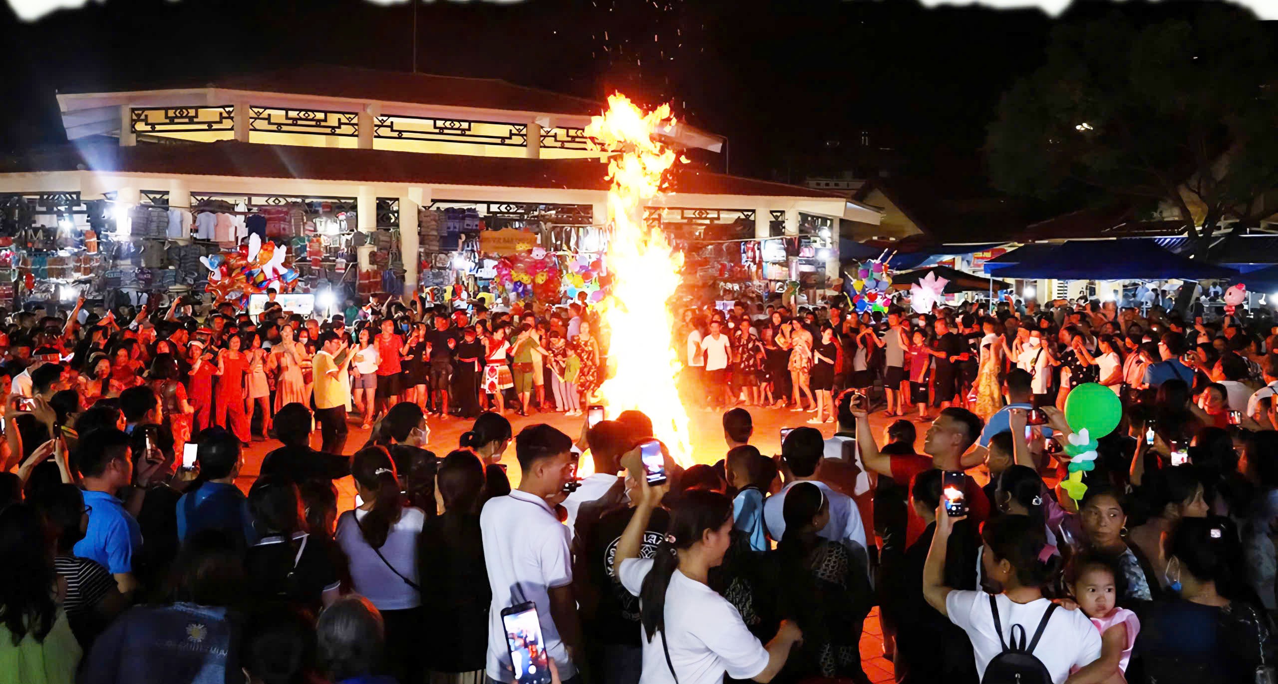 Lửa trại ở chợ Nghĩa Đô thu hút đông đảo du khách và người dân địa phương. cho-dem-nghia-do-1.jpg