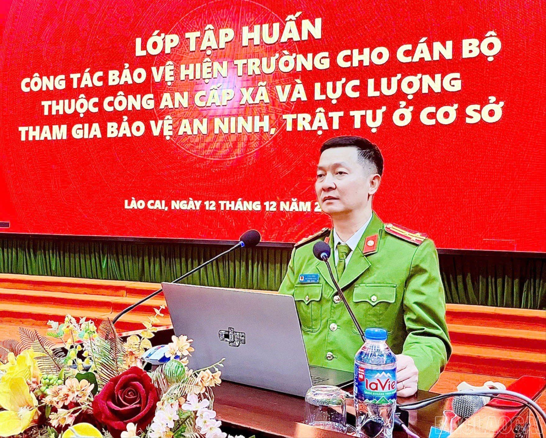 Thượng tá Lê Vũ Long - Phó Trưởng phòng Kỹ thuật hình sự truyền đạt kiến thức, hướng dẫn nội dung nghiệp vụ tại lớp tập huấn.