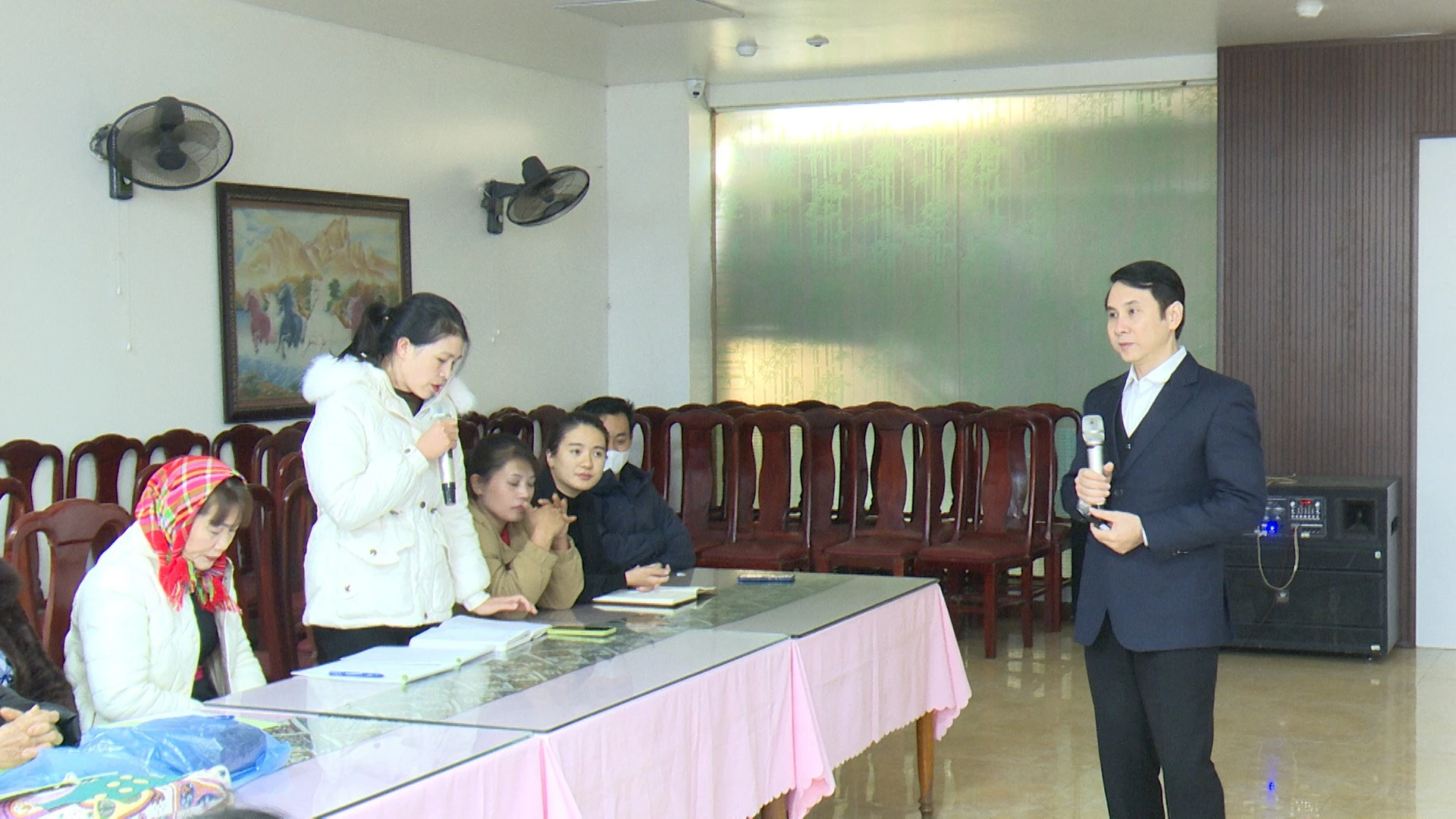 tai-lop-hoc-cac-hoc-vien-da-tich-cuc-trao-doi-hoc-tap-nam-bat-cac-kien-thuc-duoc-truyen-dat.jpg