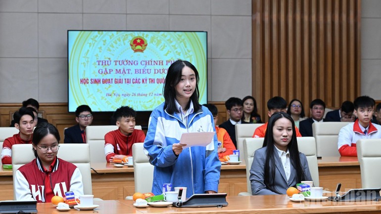Đại diện học sinh có thành tích xuất sắc tại các kỳ thi quốc tế phát biểu cảm tưởng.