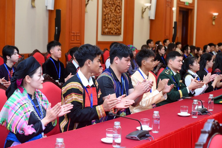 Đại biểu học sinh, sinh viên, thanh niên dân tộc thiểu số xuất sắc phát biểu tại cuộc gặp mặt.