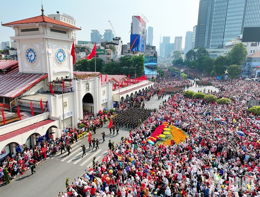 Đông đảo nhân dân chào đón cán bộ, chiến sĩ Quân đội tham gia diễu binh, diễu hành trong Lễ kỷ niệm 50 năm Ngày giải phóng miền Nam, thống nhất đất nước (30-4-1975 / 30-4-2025).