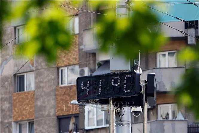 Nhiệt kế điện tử hiển thị 41 độ C tại Bucharest, Romania, ngày 8/7/2025.