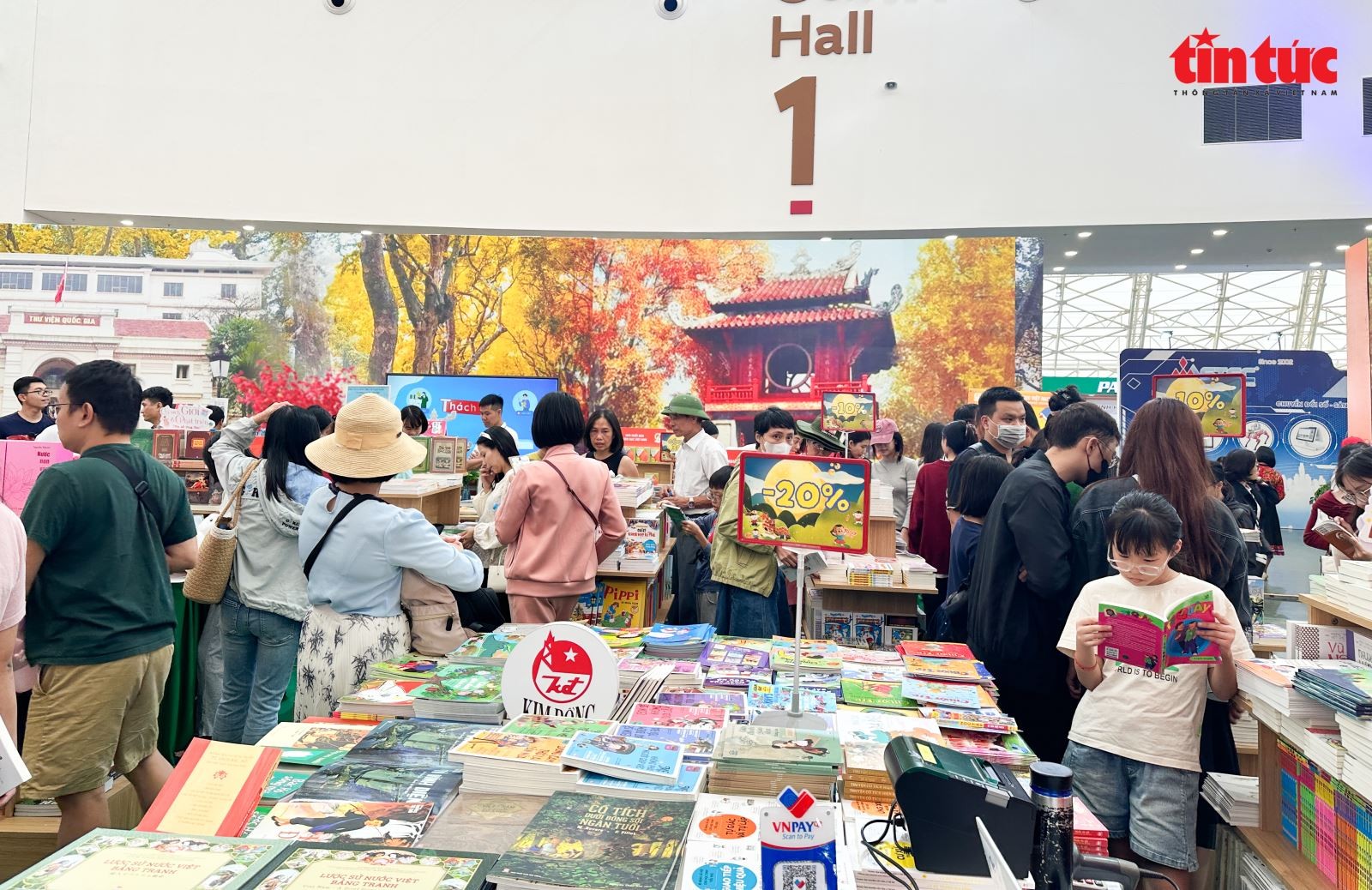 Không gian sách luôn thu hút đông đảo các gia đình và các bạn trẻ ghé thăm. Không gian sách luôn thu hút đông đảo các gia đình và các bạn trẻ ghé thăm.