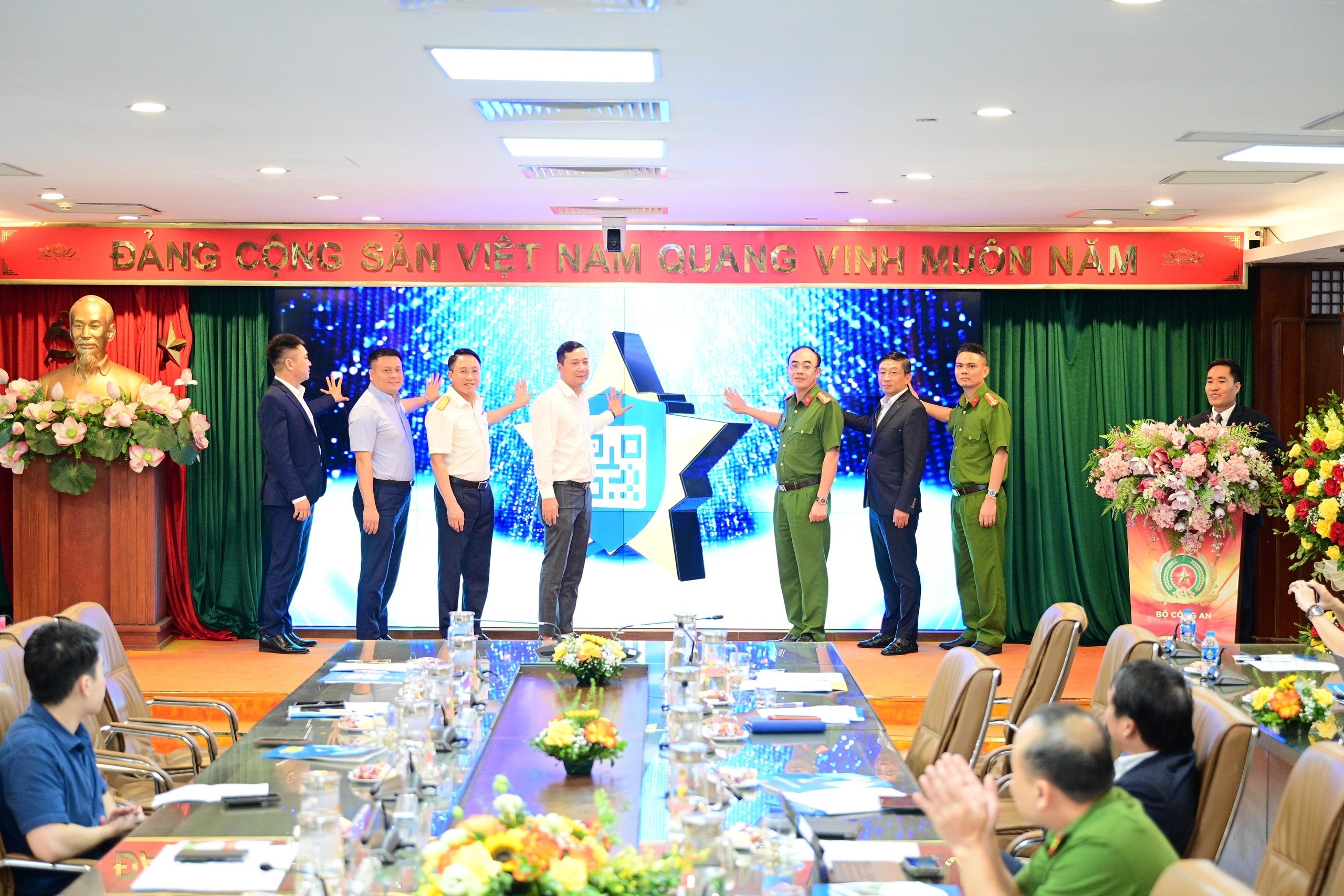 Các đại biểu bấm nút kích hoạt triển khai thí điểm giải pháp định danh, truy xuất nguồn gốc hóa chất, tiền chất trên nền tảng VNeID. my-pham.jpg
