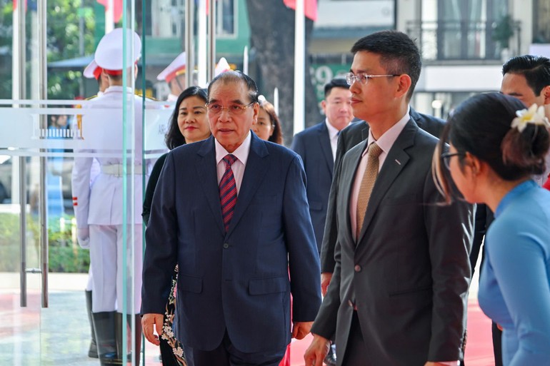 Nguyên Tổng Bí thư Nông Đức Mạnh đến dự lễ.