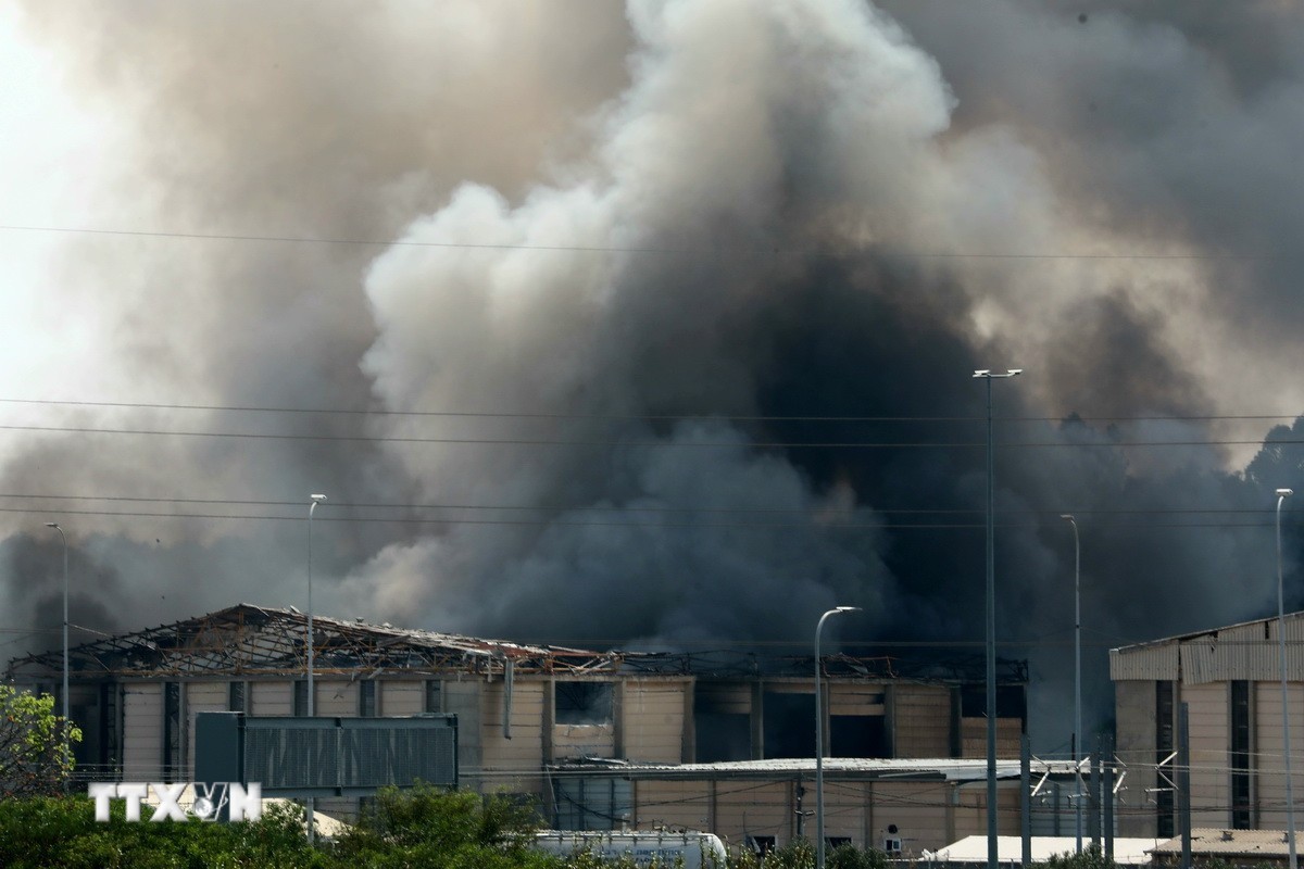 Khói bốc lên sau vụ tấn công bằng tên lửa của Iran xuống thành phố Herzliya, miền Trung Israel ngày 17/6/2025