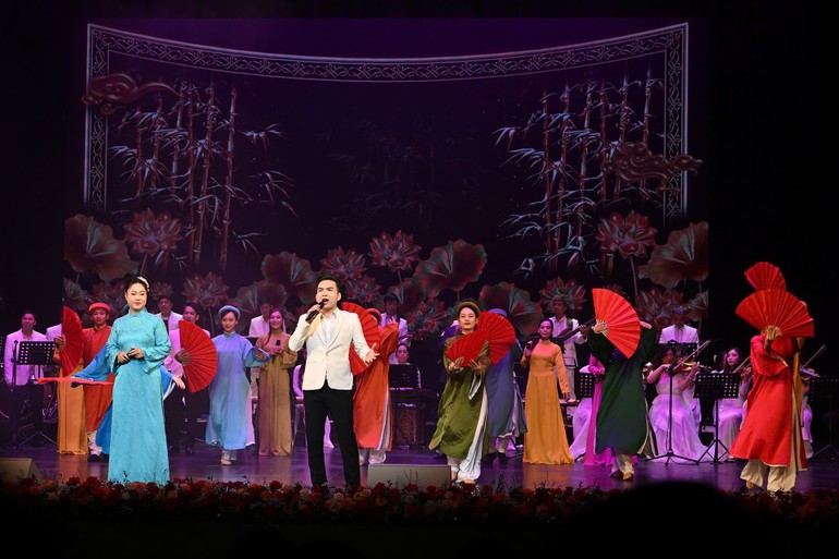 Tiết mục văn nghệ chào mừng tại buổi lễ.