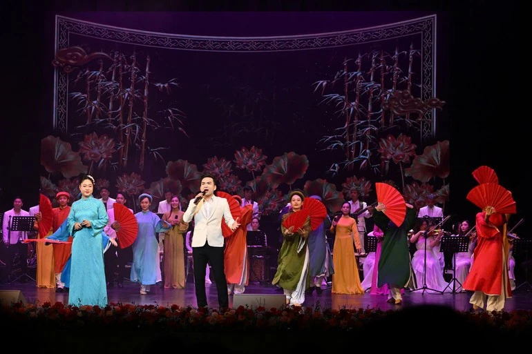 Tiết mục văn nghệ chào mừng tại buổi lễ.