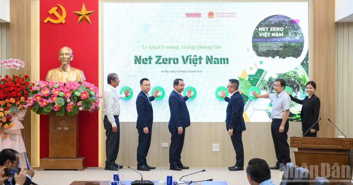 Các đồng chí lãnh đạo cùng các đại biểu thực hiện nghi thức khai trương trang thông tin Net Zero Việt Nam. e.jpg