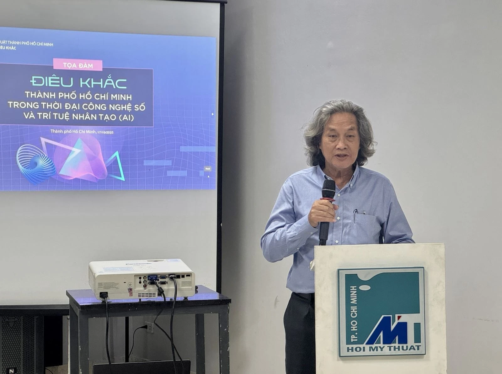 Giáo sư, Tiến sĩ, nhà điêu khắc Nguyễn Xuân Tiên, Chủ tịch Hội Mỹ thuật TP Hồ Chí Minh chia sẻ nhiều thông tin về điêu khắc thành phố trong thời đại công nghệ số và trí tuệ nhân tạo.