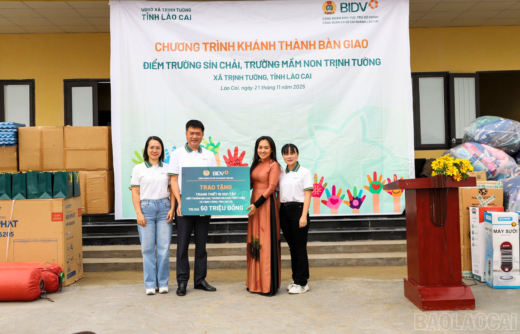baolaocai-br_dai-dien-cac-chi-nhanh-trao-qua-cho-nha-truong.jpg