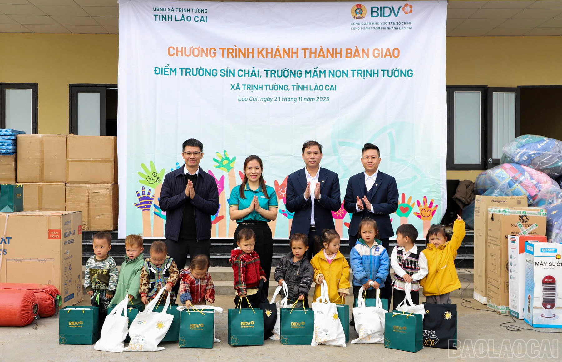 baolaocai-br_trao-qua-cho-cac-chau-hoc-sinh.jpg
