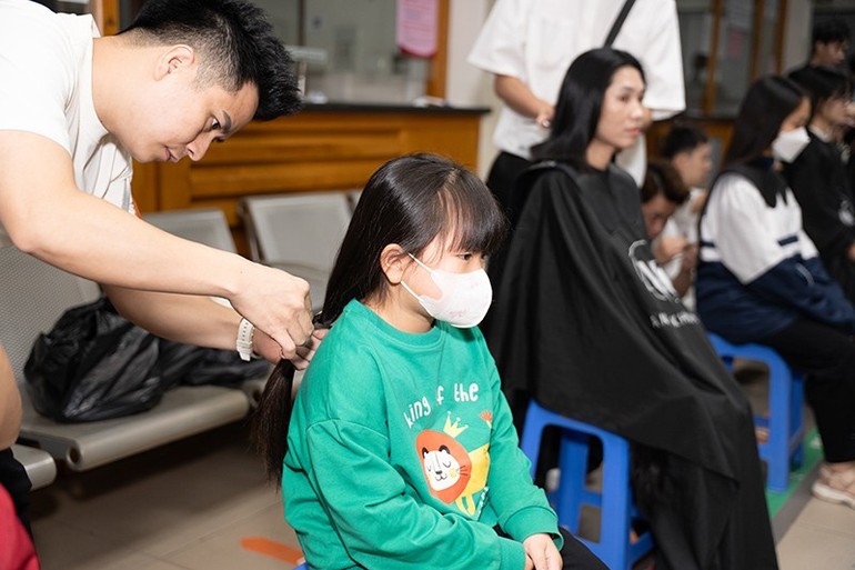 Có cả những em nhỏ tham gia hiến tóc tại chương trình. Có cả những em nhỏ tham gia hiến tóc tại chương trình.