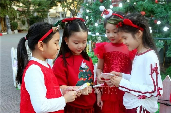Thiếu nhi Hải Phòng thích thú với món quà được ông già Noel của Nhà thờ chính tòa tặng.