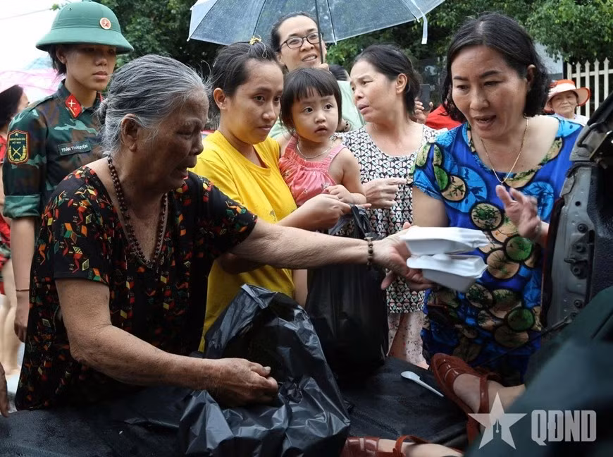 Cơm cấp hết, bà con chia sẻ cho nhau.