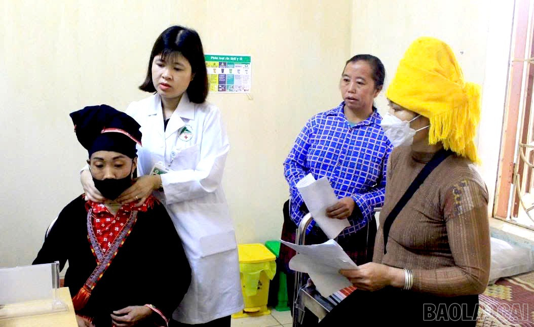 Khám sàng lọc u tuyến giáp.