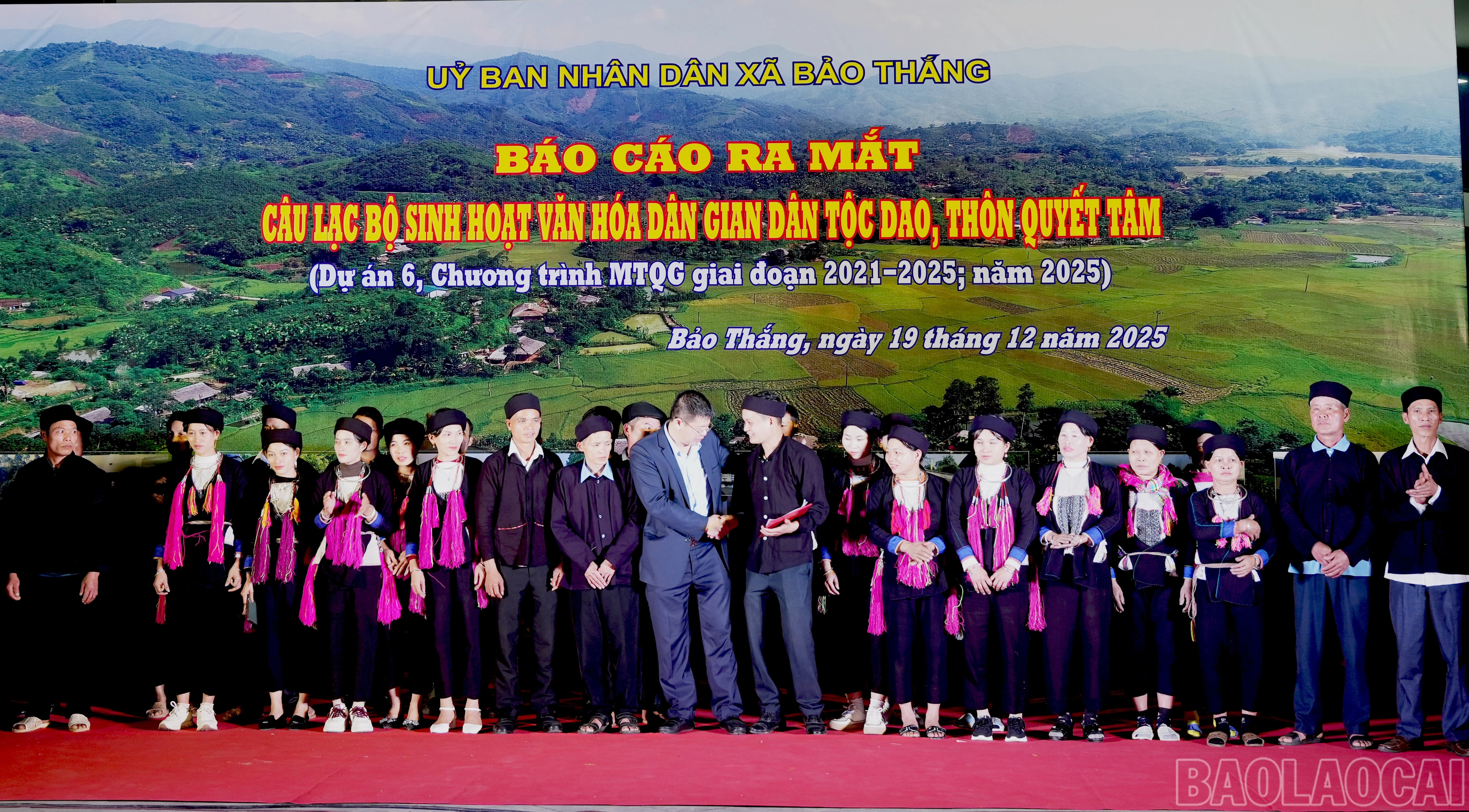baolaocai-br_1dong-chi-nguyen-trung-thanh-pbt-dang-uy-chu-tich-ubnd-xa-trao-quyet-dinh-cho-clb.jpg
