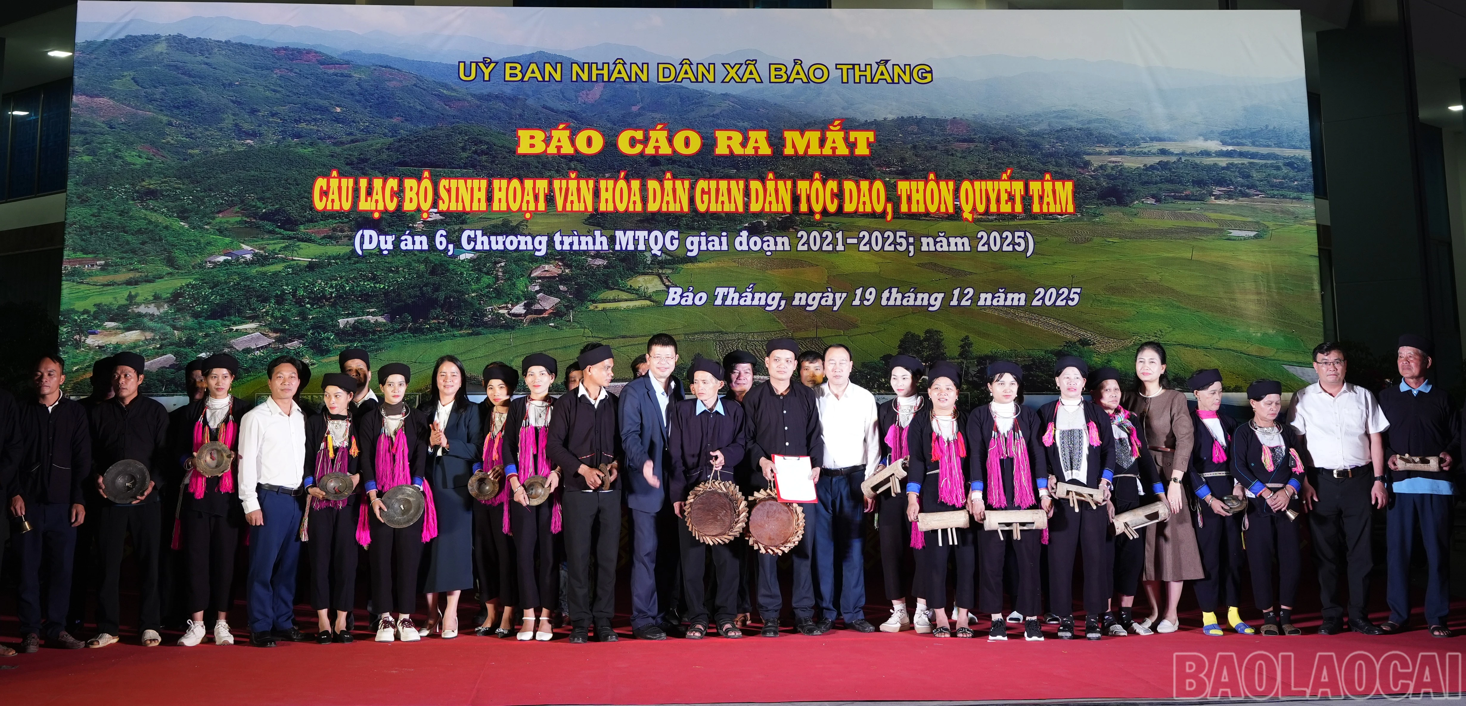 baolaocai-br_3-cac-dong-chi-lanh-dao-xa-trao-nhac-cu-cho-clb.jpg