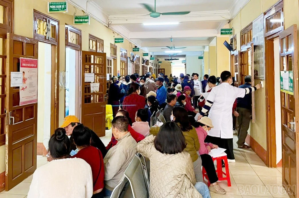 baolaocai-br_nguoi-dan-den-kham-rat-dong.jpg