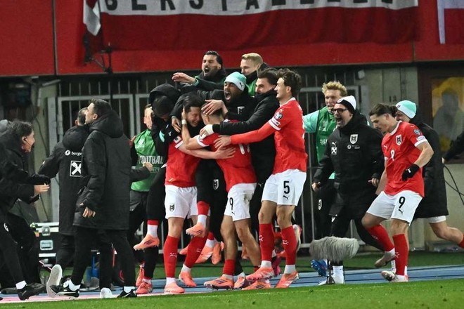 Niềm vui cả các cầu thủ Áo sau bàn thắng của Michael Gregoritsch.