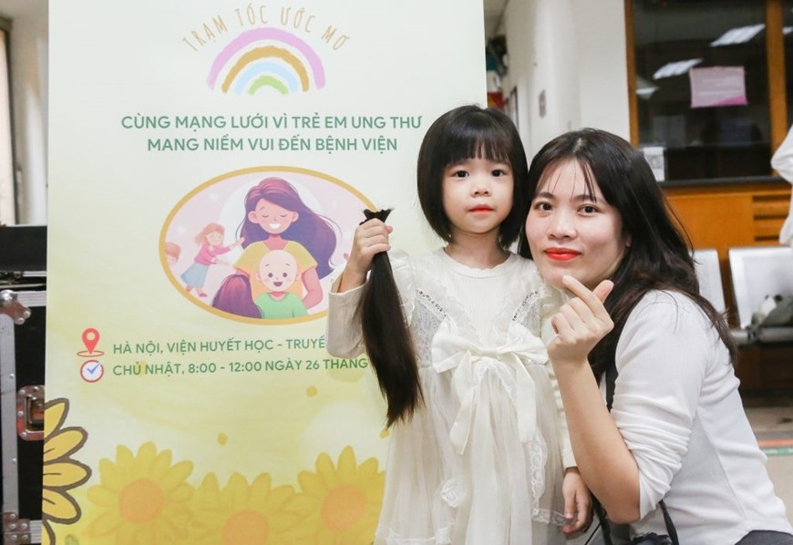 Nhiều em nhỏ tham gia hiến tóc tại chương trình. Nhiều em nhỏ tham gia hiến tóc tại chương trình.