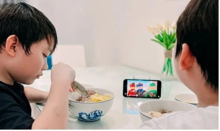 Bác sĩ Trương Hồng Sơn khuyến cáo, tuyệt đối không dùng điện thoại để “dụ ăn” đối với trẻ nhỏ.