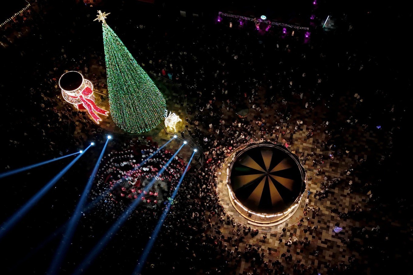 Buổi hòa nhạc tại sự kiện thắp sáng cây thông Noel trên Quảng trường Skanderbeg ở Tirana (Albania).