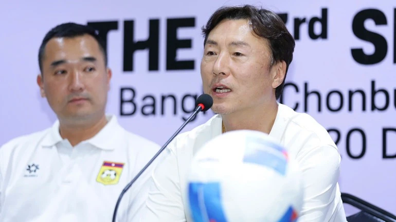 Huấn luyện viên Ha Hyeok-jun của U22 Lào phát biểu tại buổi họp báo.